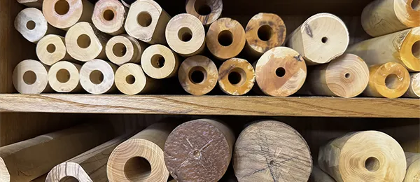 Ébauches de bois tournées, rangées dans l'atelier