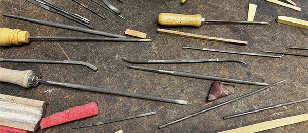 Outils sur l'établi de l'atelier