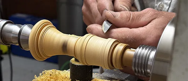 Tournage d'une pièce de bois sur le tour