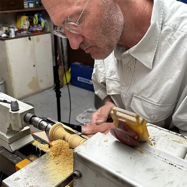 Christoph Brandner au travail sur le tour dans son atelier