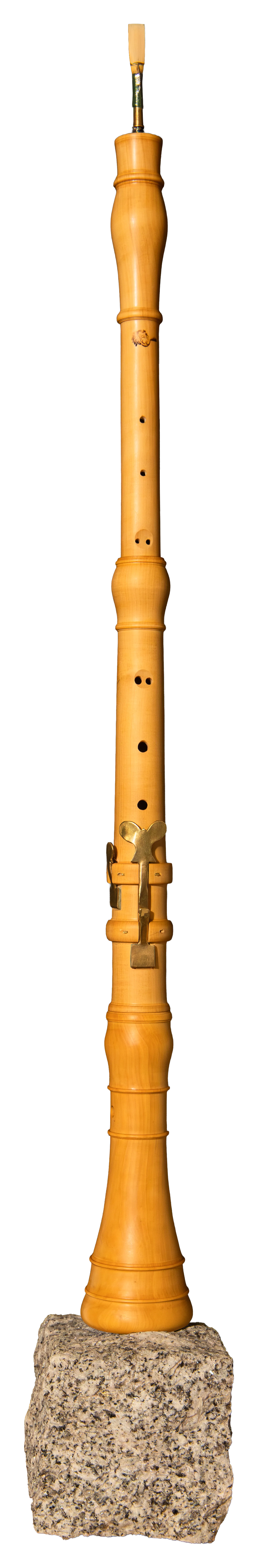 Hautbois baroque en do en buis, posé sur un socle de pierre