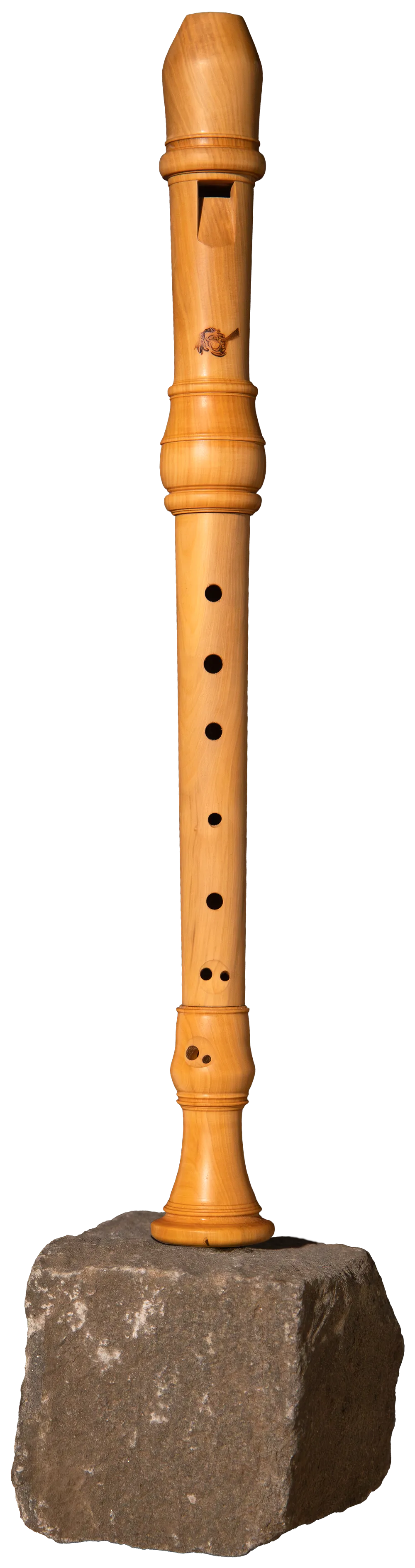 Flûte à bec soprano en do en buis, posée sur un socle de pierre